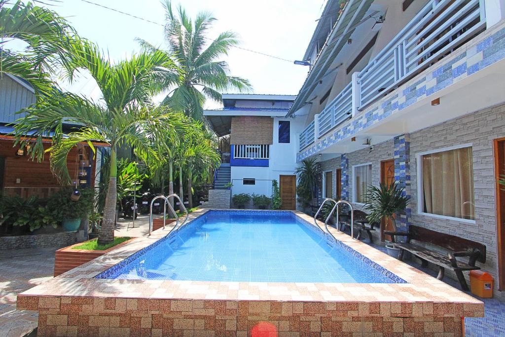 Foxtail Siargao Island Guesthouse في جنرال لونا: حمام سباحة أمام مبنى