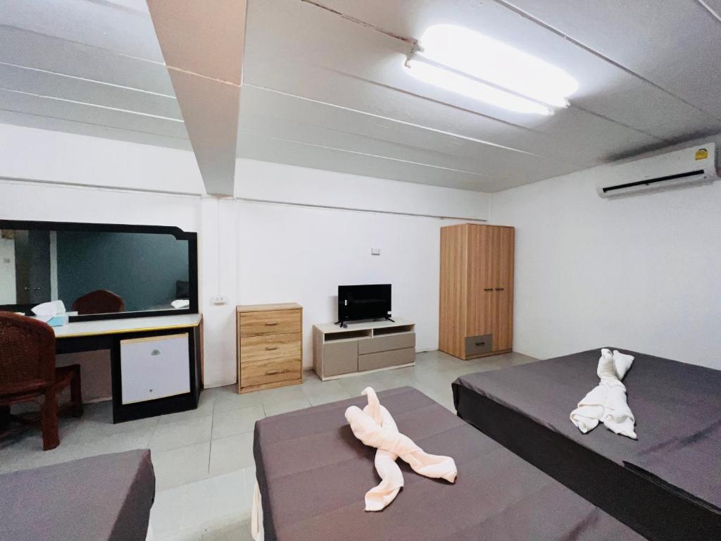 TV a/nebo společenská místnost v ubytování Patong Adventure Hostel