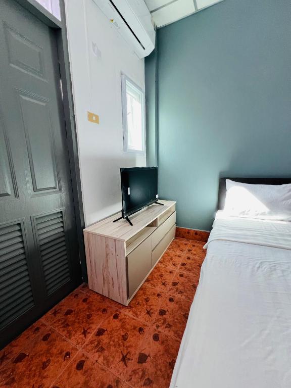 Postel nebo postele na pokoji v ubytování Patong Adventure Hostel