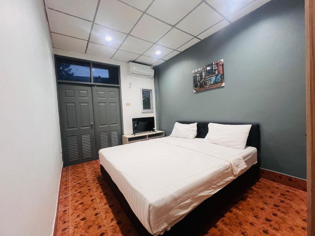 Postel nebo postele na pokoji v ubytování Patong Adventure Hostel