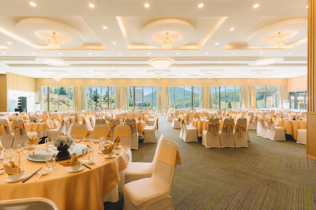 una grande sala banchetti con tavoli e sedie di Dalat Wonder Resort a Da Lat