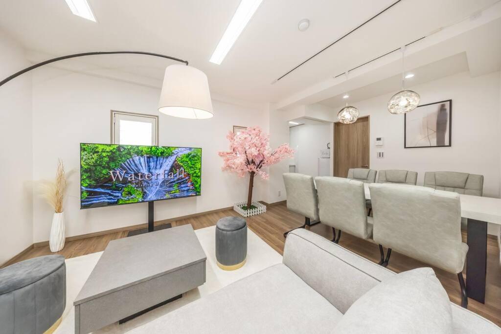 TV a/nebo společenská místnost v ubytování 渋谷駅電車1分 恵比寿駅徒歩2分 85平米最大6名 東京 新宿 上野 銀座 池袋 築地直通