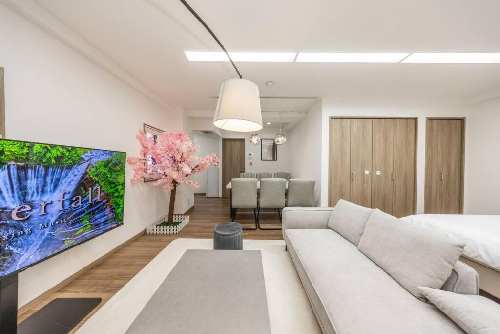 TV a/nebo společenská místnost v ubytování 渋谷駅電車1分 恵比寿駅徒歩2分 85平米最大6名 東京 新宿 上野 銀座 池袋 築地直通