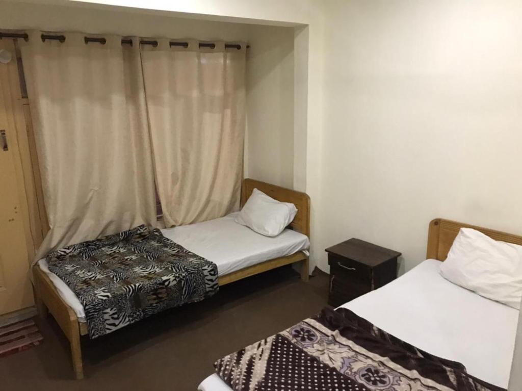 Postel nebo postele na pokoji v ubytování Highlander inn Skardu