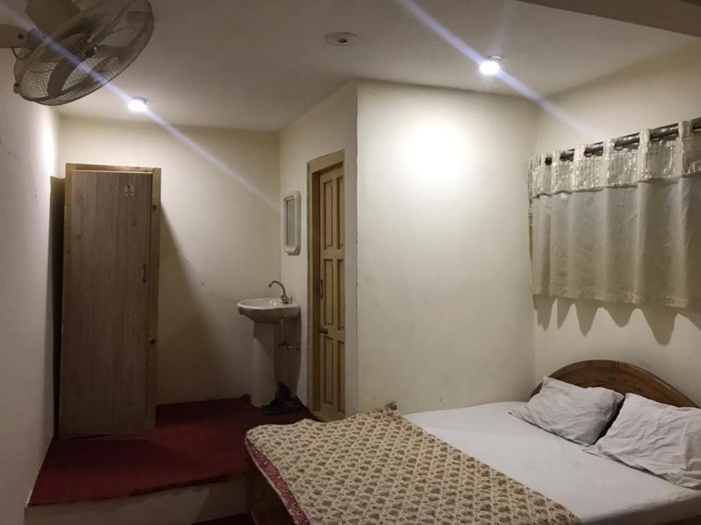 Postel nebo postele na pokoji v ubytování Highlander inn Skardu
