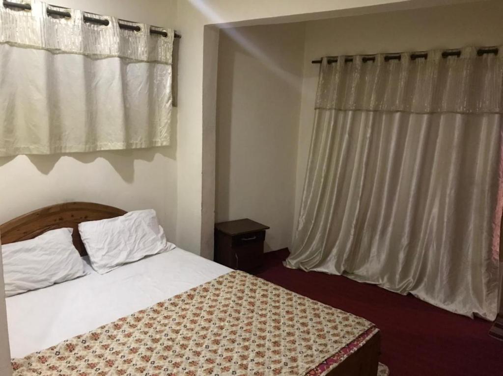 Postel nebo postele na pokoji v ubytování Highlander inn Skardu
