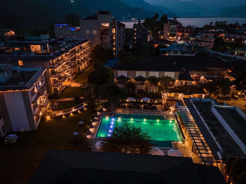 Piscina di Hotel Barahi Pokhara o nelle vicinanze