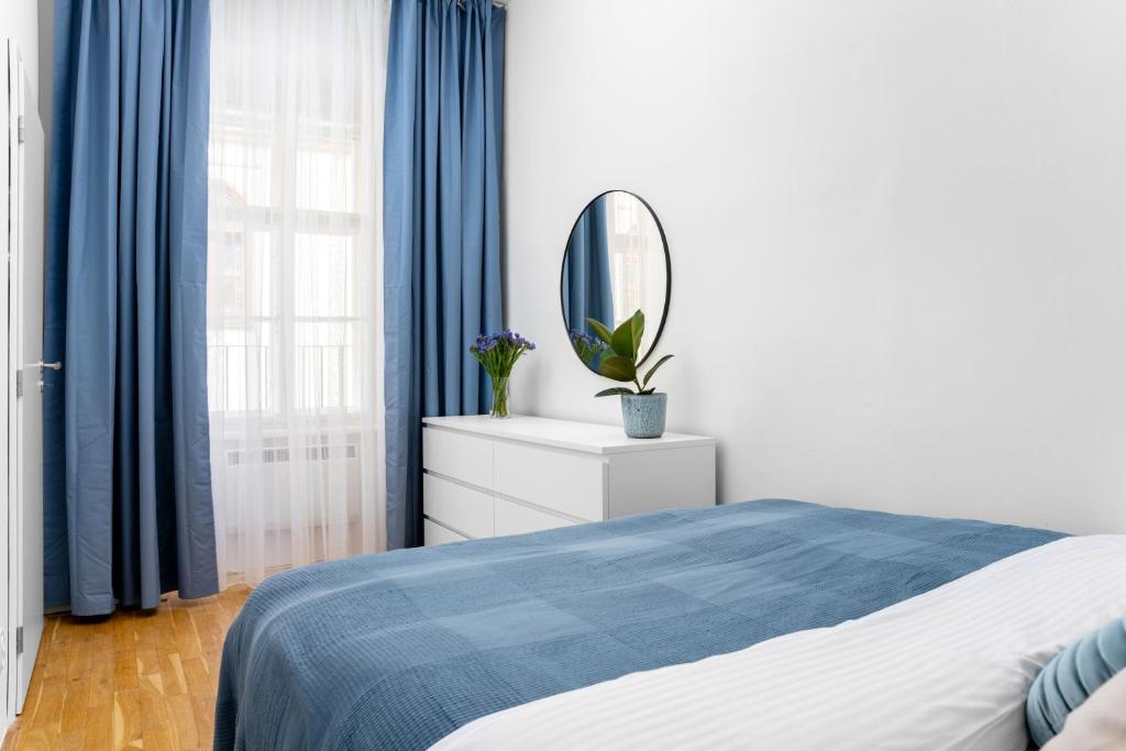 Postel nebo postele na pokoji v ubytování Enjoy Downtown Boutique Apartments #12 by Goodnite cz