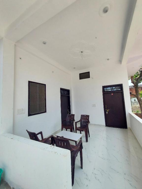Istumisnurk majutusasutuses Shivay Guest House Near Ram Mandir