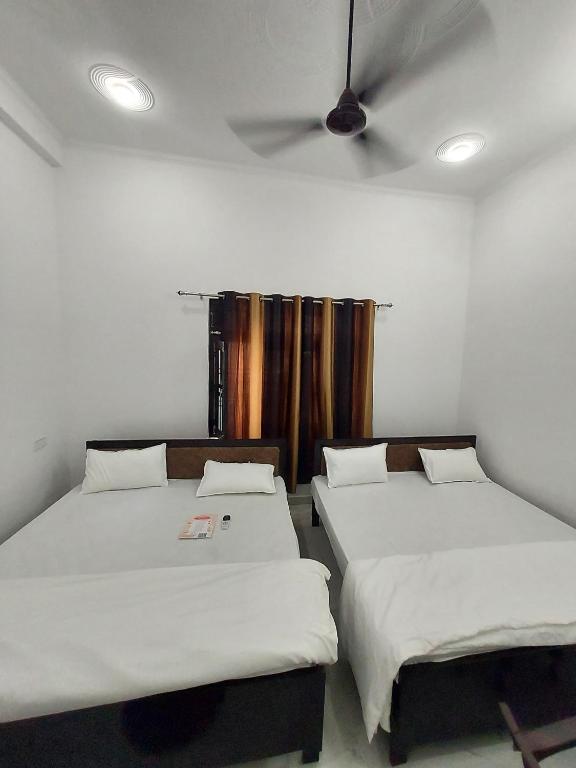 Voodi või voodid majutusasutuse Shivay Guest House Near Ram Mandir toas