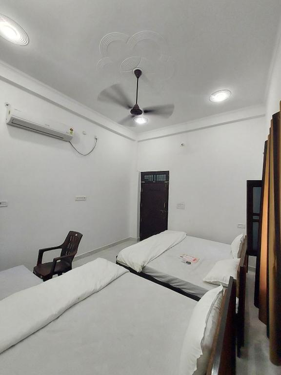Voodi või voodid majutusasutuse Shivay Guest House Near Ram Mandir toas