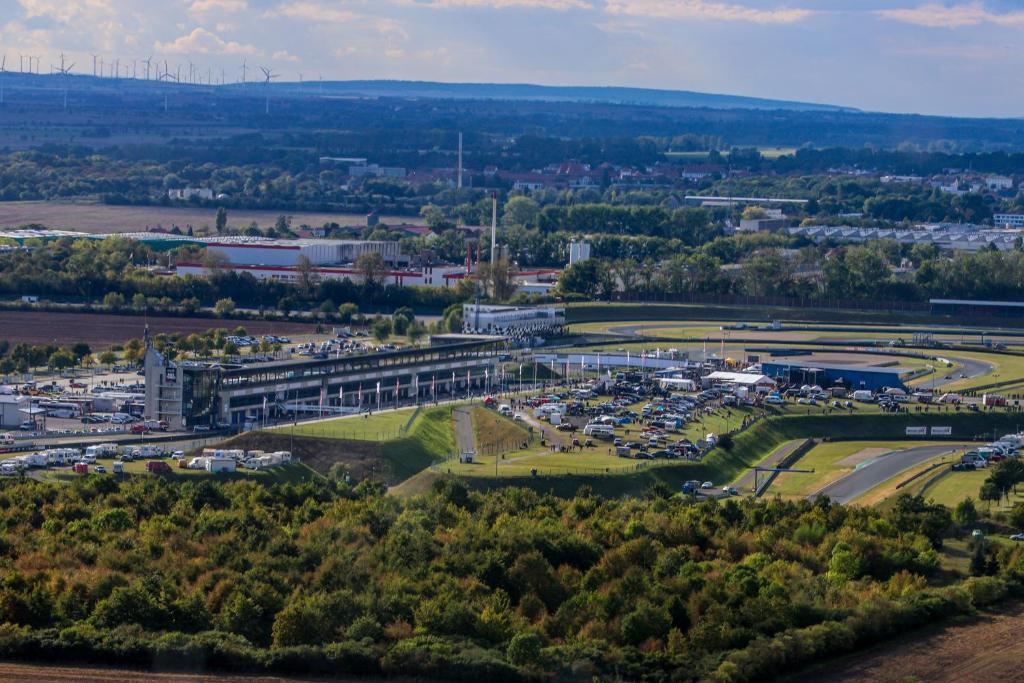 Letecký snímek ubytování Hotel Motorsport Arena