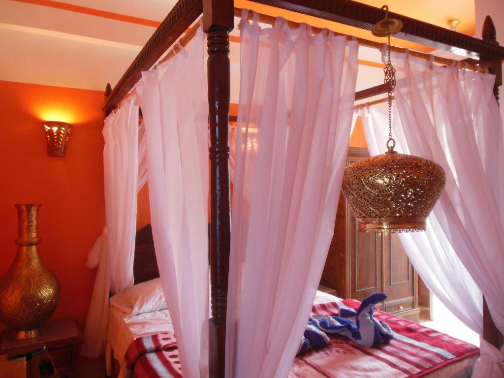 Postel nebo postele na pokoji v ubytování Cleopatra Hotel Luxor