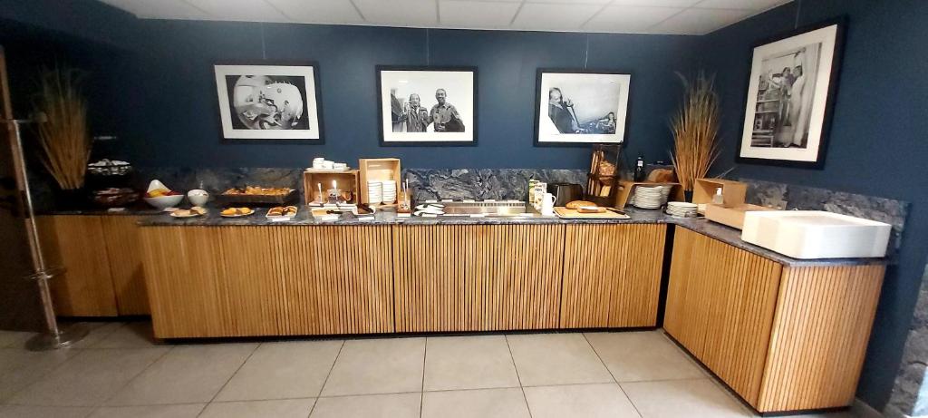 Кухня или мини-кухня в Dali Hôtel Perpignan - Restaurant

