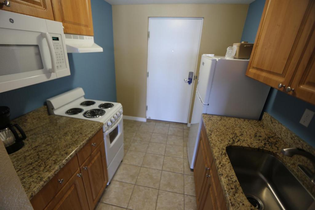 Shoreline Island Resort - Exclusively Adult - King Studio - Gulf And Pool View