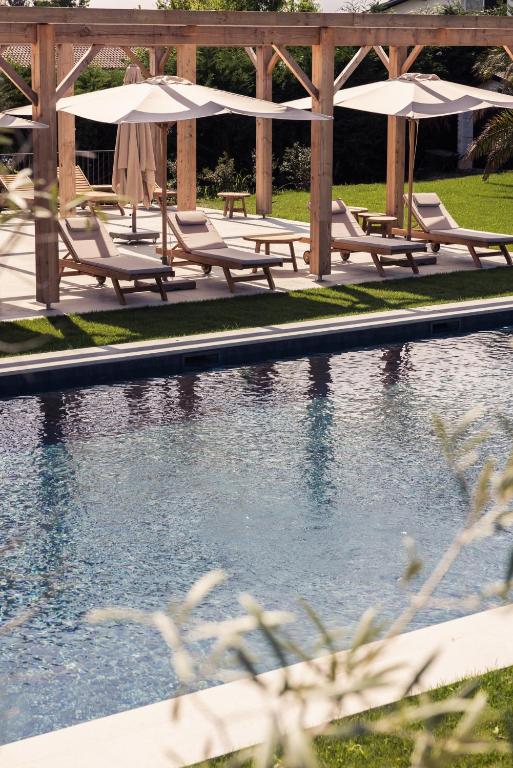 Bazén v ubytování Hôtel INDARRA & SPA - Piscine nebo v jeho okolí