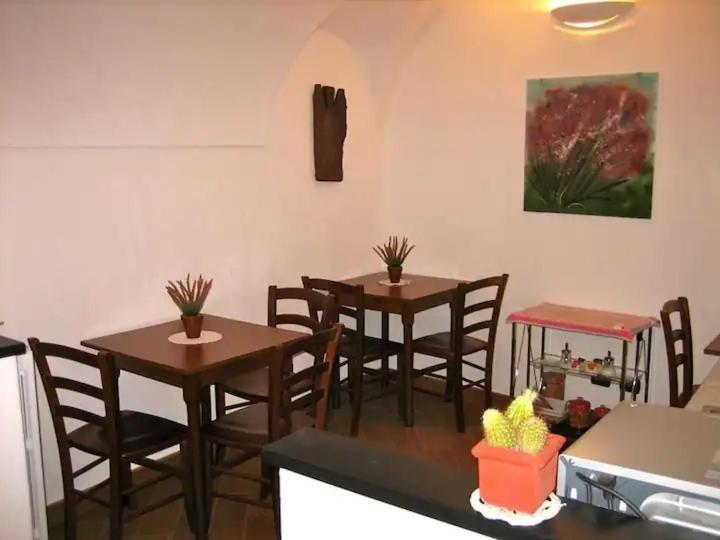 A restaurant or other place to eat at Bed & Breakfast L'erica