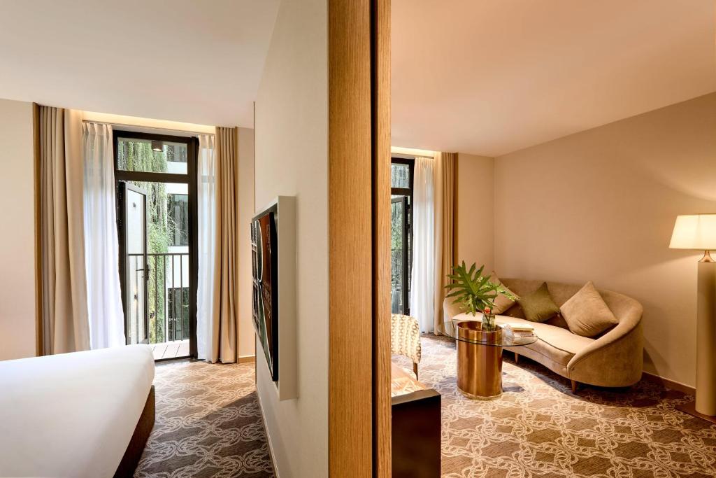 Postel nebo postele na pokoji v ubytování REY Hotel Hanoi