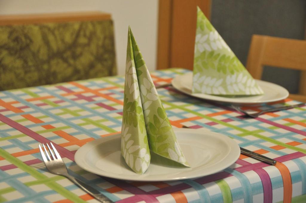two plates with paper boats on them on a table at Ferienwohnung Blaumeise in Clausnitz