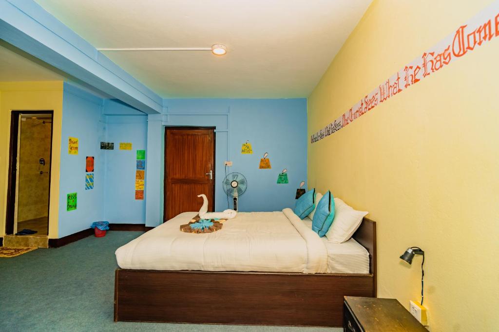 Postel nebo postele na pokoji v ubytování Rest Up Kathmandu Hostel