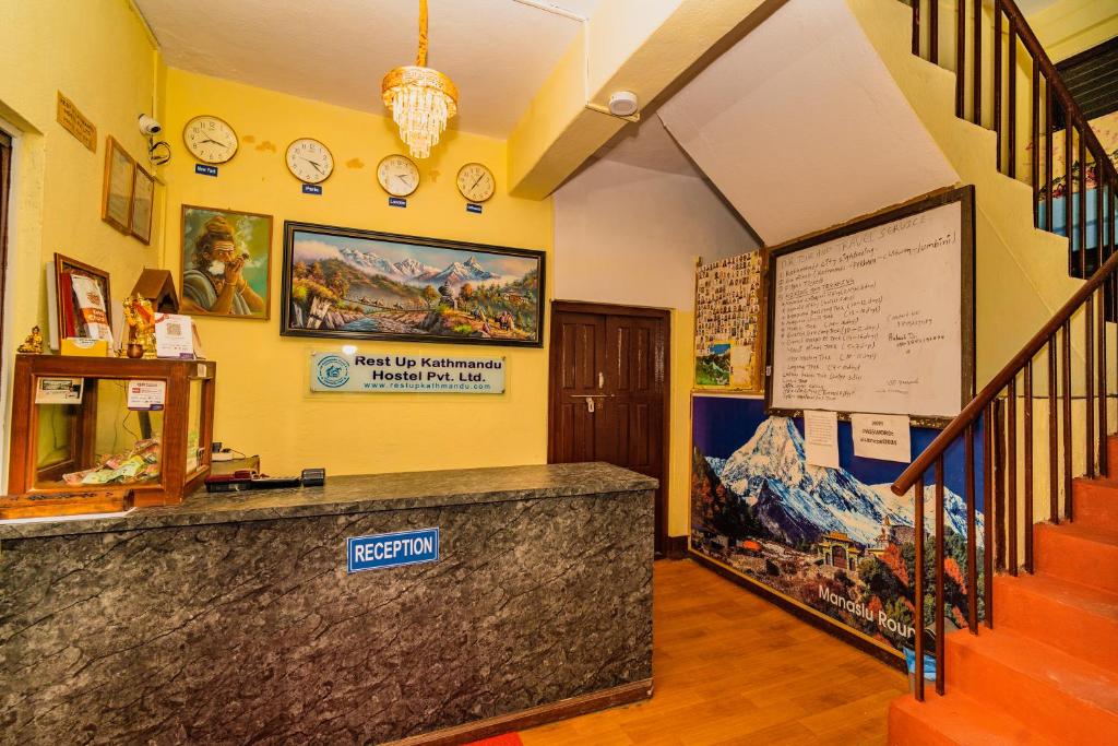 TV a/nebo společenská místnost v ubytování Rest Up Kathmandu Hostel