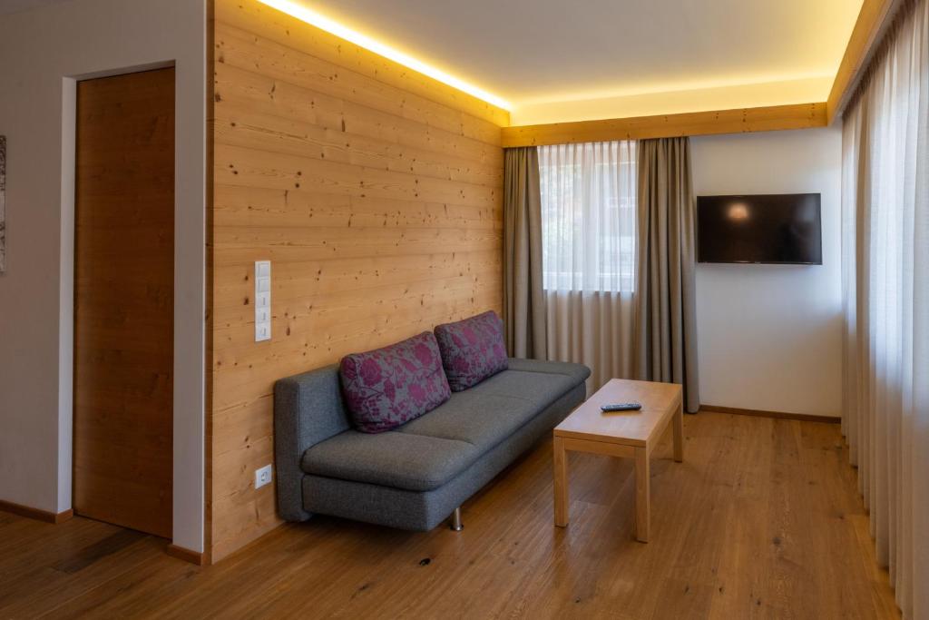 TV a/nebo společenská místnost v ubytování ALMA mountain residence