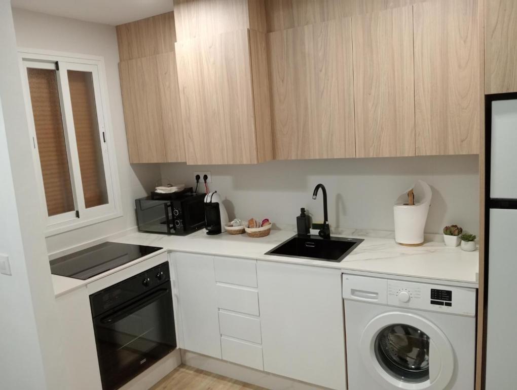 A kitchen or kitchenette at Amor, emoción y más, Auténtico apartamento céntrico climatizado,con wifi, cercano a la catedral y estaciones