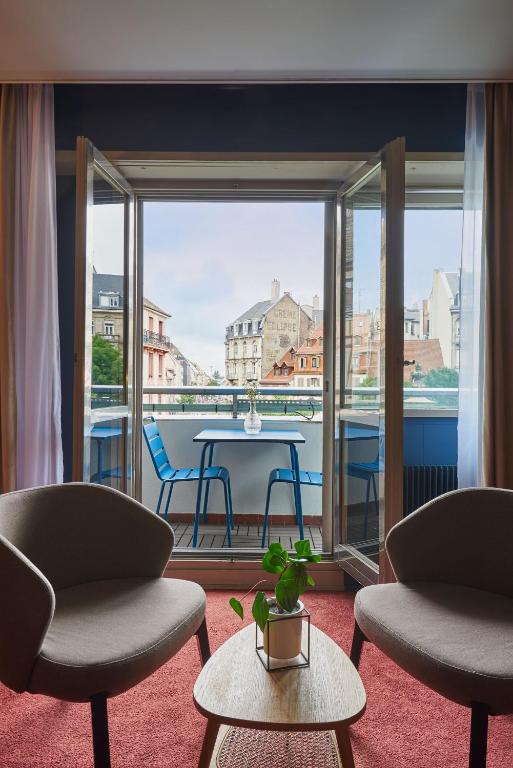 Nespecifikovaný výhled na hory nebo výhled na hory při pohledu z hotelu