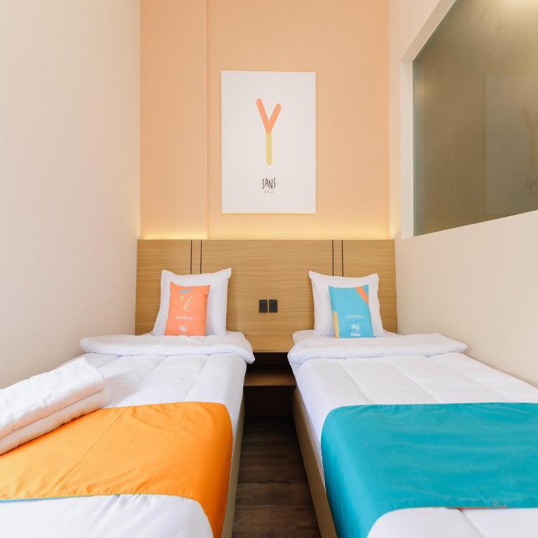 Postel nebo postele na pokoji v ubytování Sans Hotel Kedoya