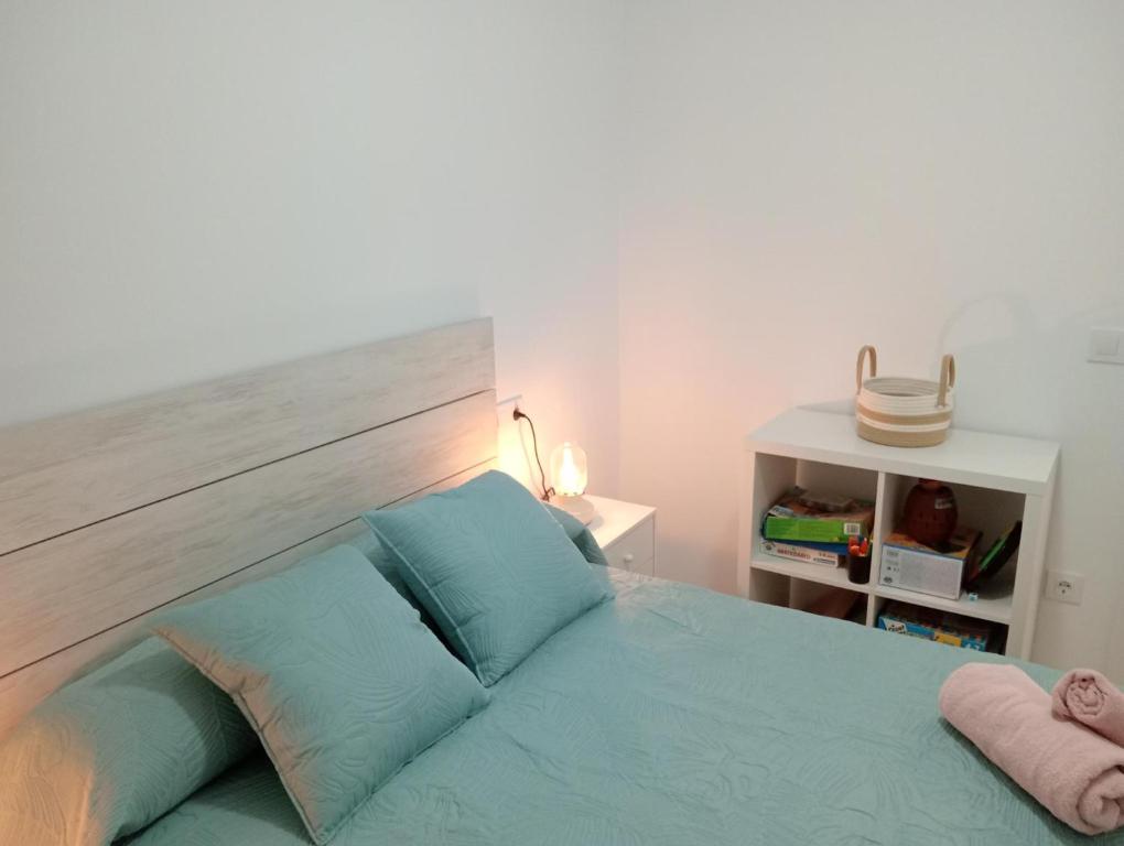 A bed or beds in a room at Amor, emoción y más, Auténtico apartamento céntrico climatizado,con wifi, cercano a la catedral y estaciones