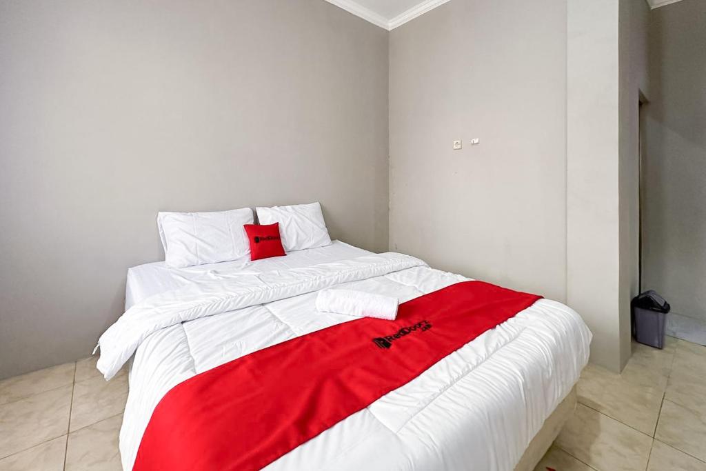 RedDoorz near Maulana Yusuf Stadium Serang - Habitación Doble Deluxe