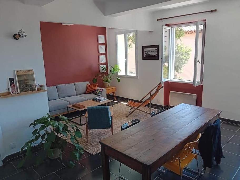 un salon avec une table en bois et un canapé dans l'établissement Appartement - Toulon, à Toulon