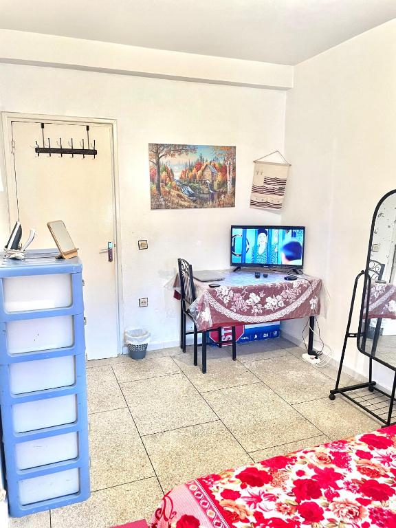 TV a/nebo společenská místnost v ubytování Chambre Privée en plein centre de Rabat Agdal