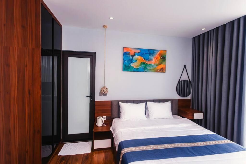 a hotel room with a bed and a window at Flamingo Hải Tiến - Lavender Villa 6 phòng ngủ in Nam Khê
