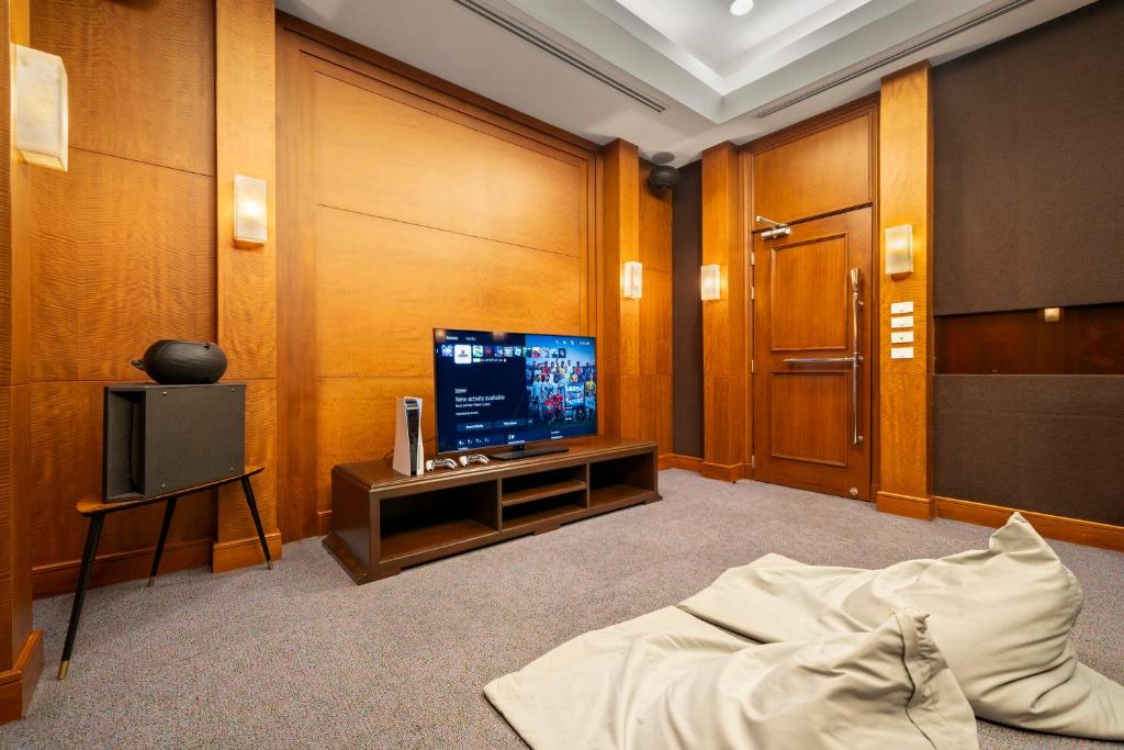 TV a/nebo společenská místnost v ubytování Grande Centre Point Hotel Ratchadamri Bangkok