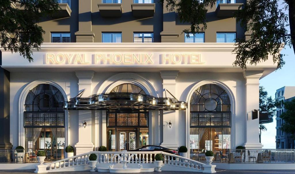 a hotel building with a ry royal phoenix hotel at Royal Phoenix Hotel Bac Ninh in Bắc Ninh