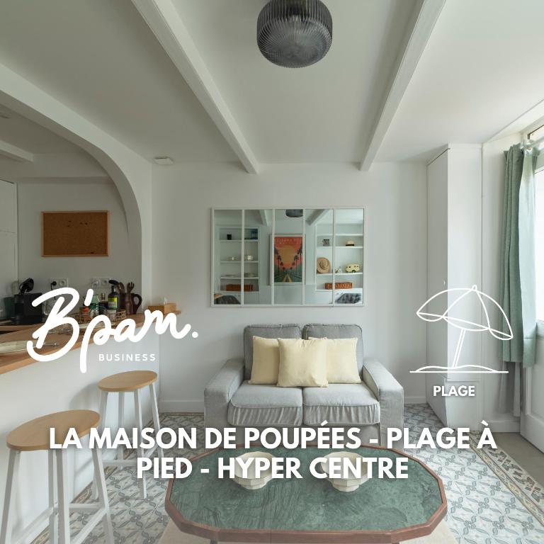 un salon avec un canapé et une table dans l'établissement La Maison de Poupées - Plage à Pied - Hyper Centre, à Villerville