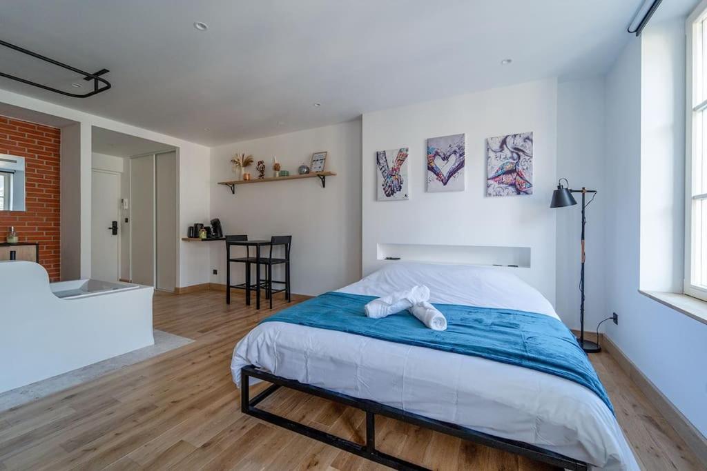 ein Schlafzimmer mit einem Bett und einem Handtuch darauf in der Unterkunft La bulle urbaine in Nancy