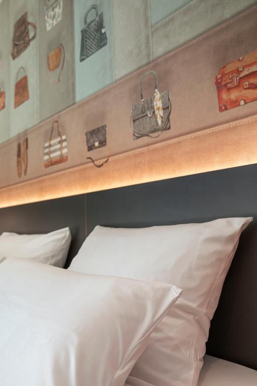 Postel nebo postele na pokoji v ubytování LOGINN Hotel Offenbach