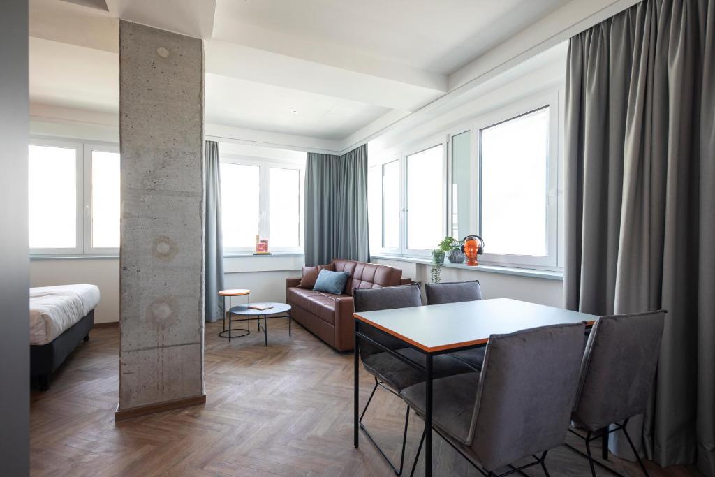 Postel nebo postele na pokoji v ubytování LOGINN Hotel Offenbach