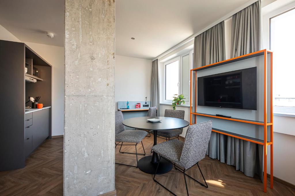 TV a/nebo společenská místnost v ubytování LOGINN Hotel Offenbach