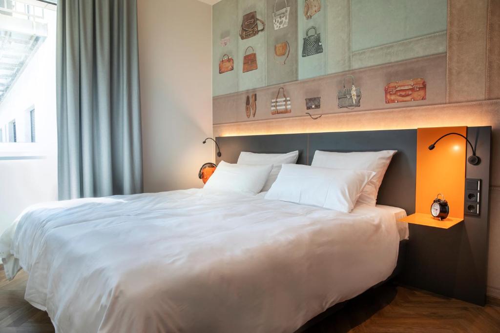 Postel nebo postele na pokoji v ubytování LOGINN Hotel Offenbach