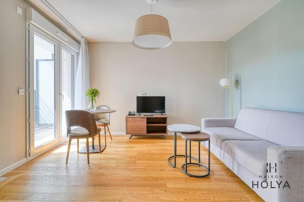 un salon avec un canapé et une table dans l'établissement À deux pas de Paris - Le Gracieux - 363B, à Issy-les-Moulineaux