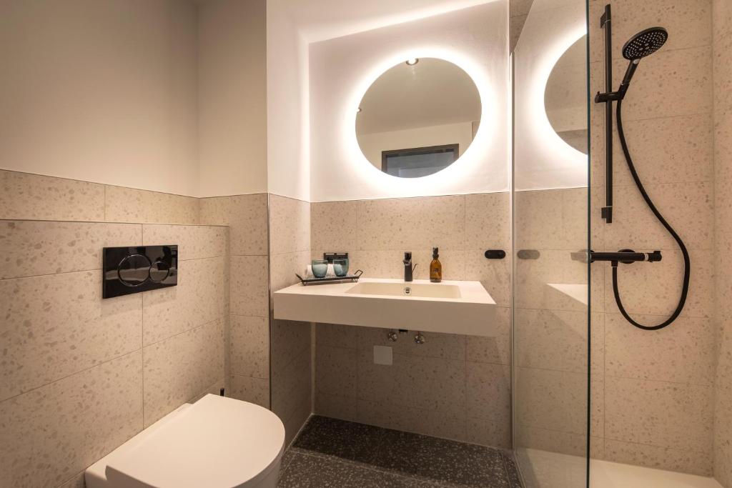 Koupelna v ubytování LOGINN Hotel Offenbach