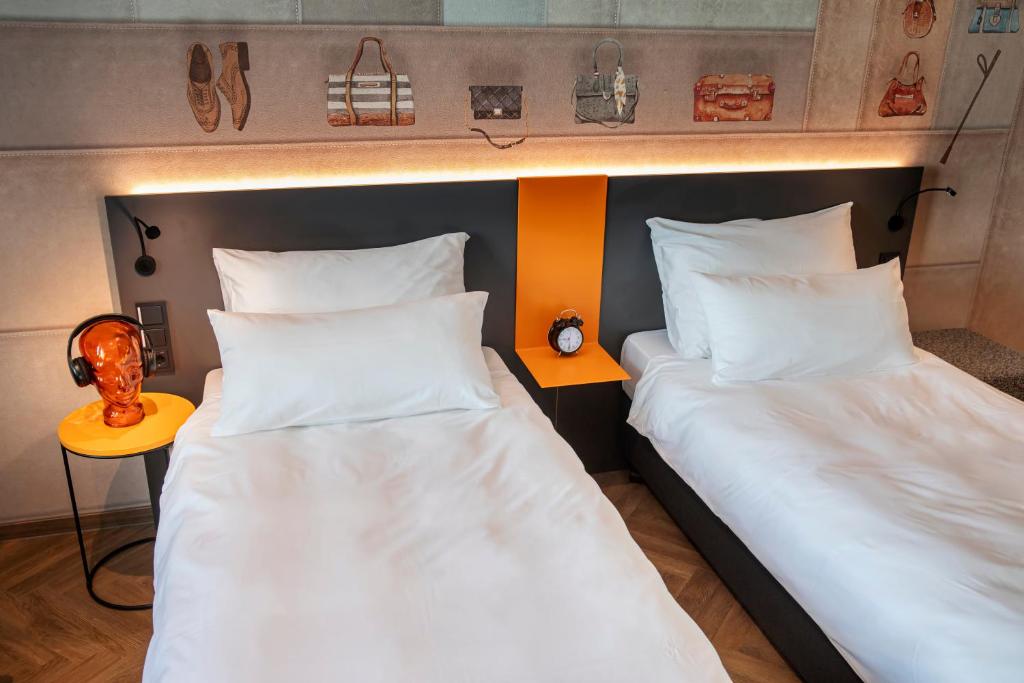 Postel nebo postele na pokoji v ubytování LOGINN Hotel Offenbach