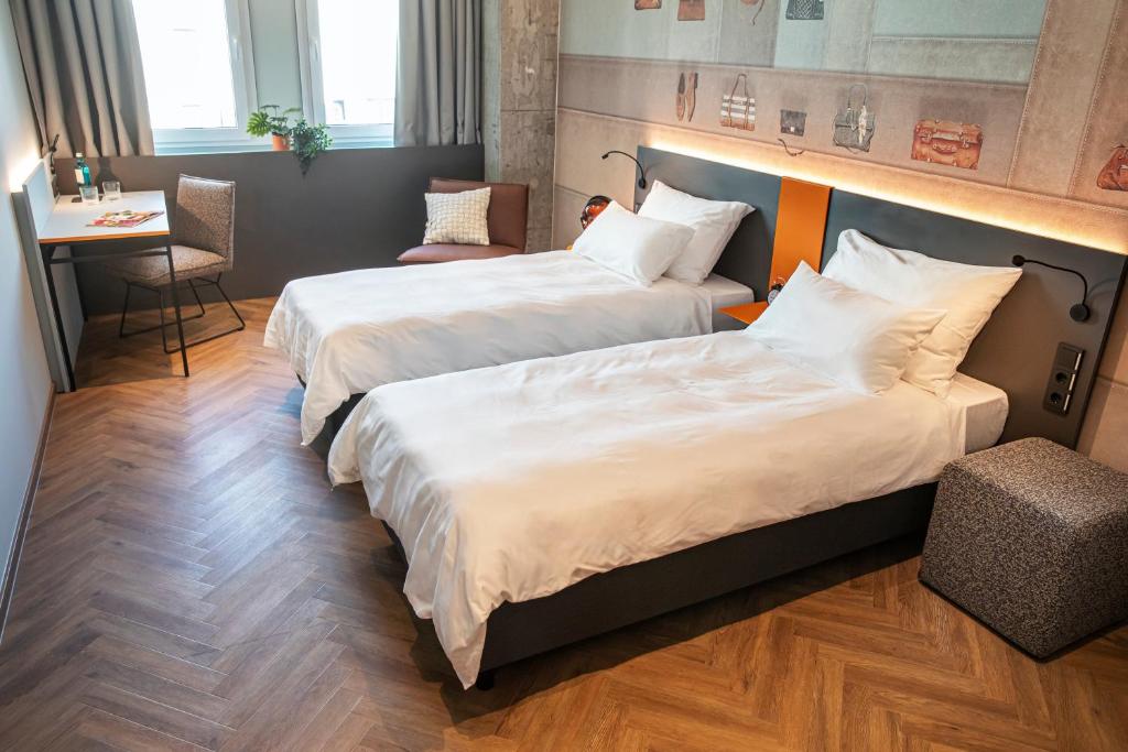 Postel nebo postele na pokoji v ubytování LOGINN Hotel Offenbach