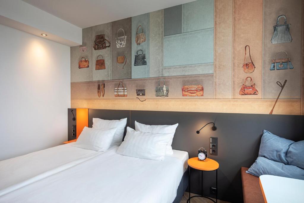 Postel nebo postele na pokoji v ubytování LOGINN Hotel Offenbach