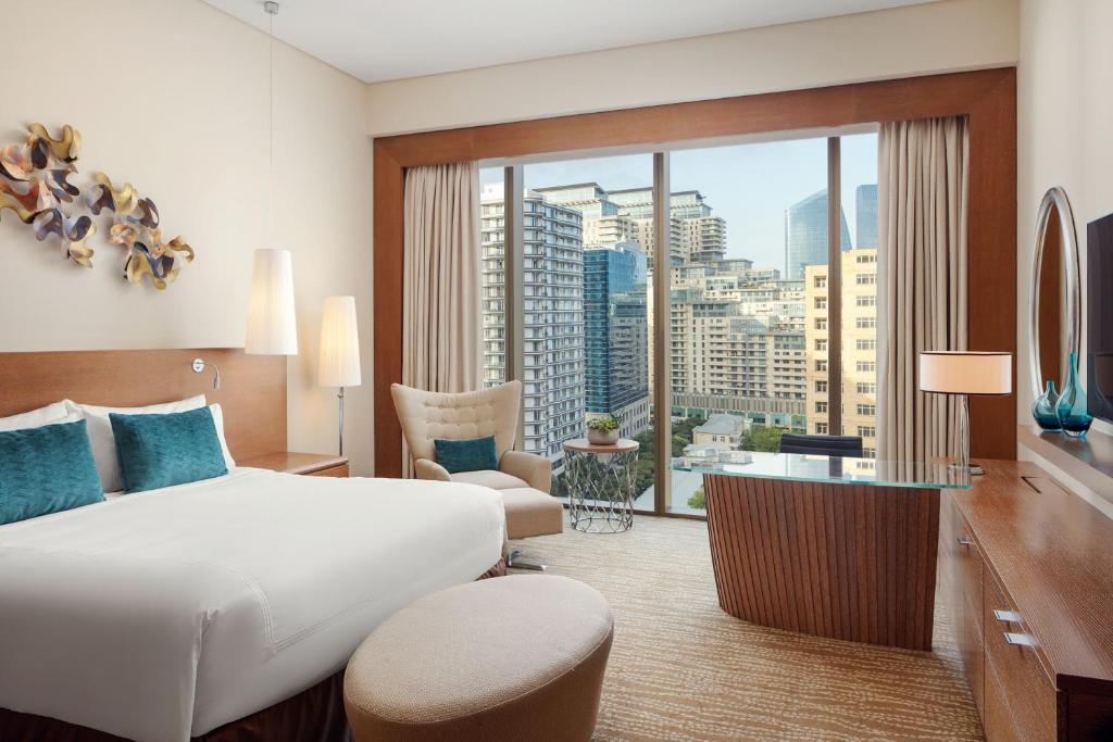 Postel nebo postele na pokoji v ubytování JW Marriott Absheron Baku Hotel