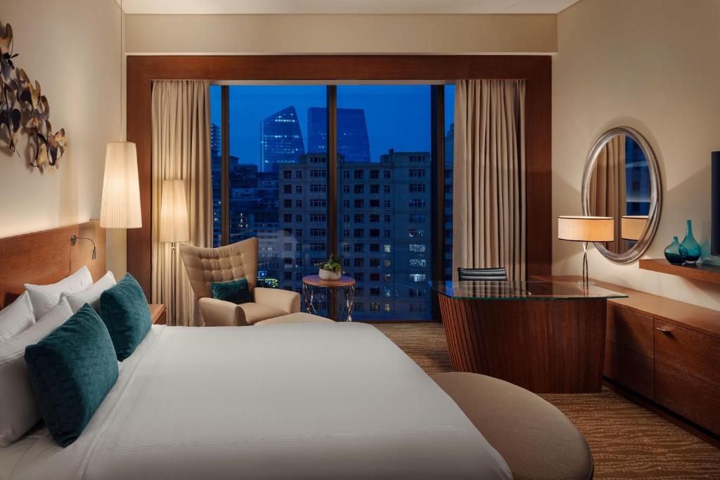 Postel nebo postele na pokoji v ubytování JW Marriott Absheron Baku Hotel