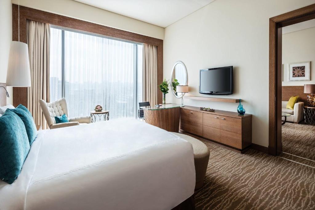 TV a/nebo společenská místnost v ubytování JW Marriott Absheron Baku Hotel